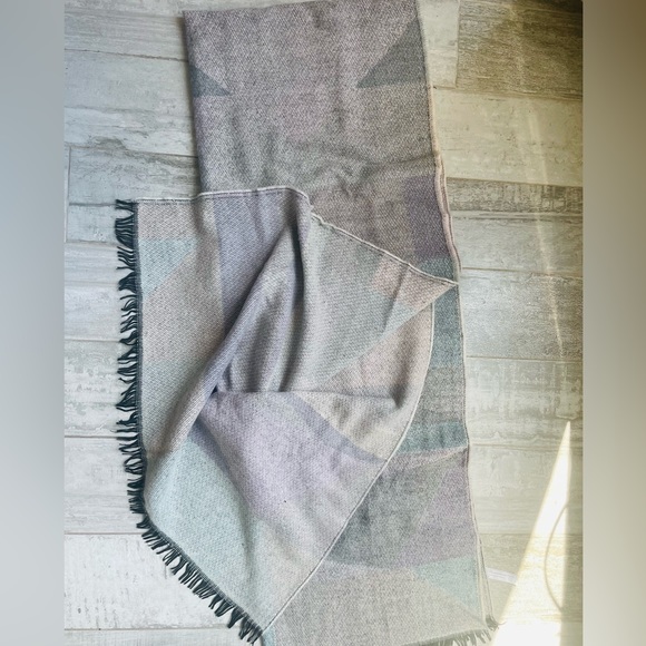 URBAN OUTFITTERS Palatine Acrylic Fringed Rectangle Wrap Blanket Scarf - Picture 2 of 16